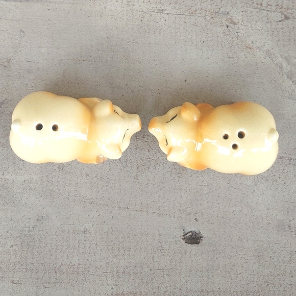 Vintage 1980's Ceramic Yellow Farm Pigs Laying Down Salt & Pepper Shaker Set - Picture 4 of 12